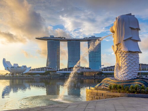 Singapore landmark merlion and marina bay sands hotel