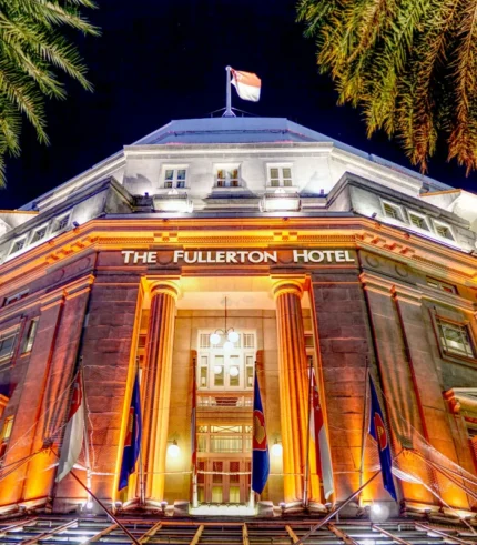 singapore fullerton hotel facade night view