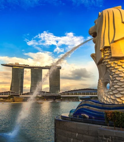 singapore merlion spouting water with MBS hotel skyline